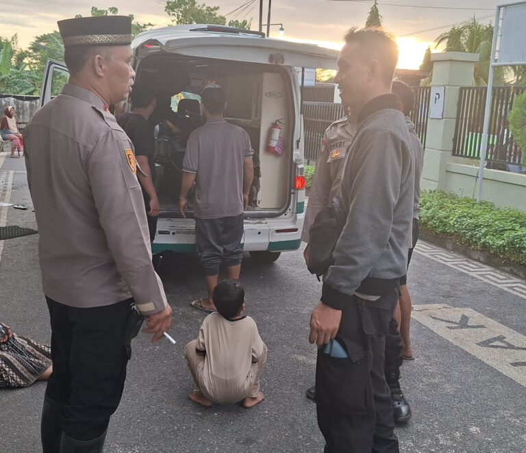 Dua orang polisi sedang mengevakuasi korban yang meninggal dunia saat mencari nyale di Kaliantan menggunakan Ambulans