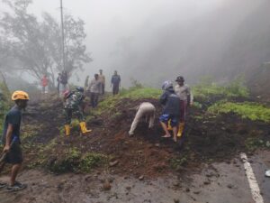 proses pembersihan jalan oleh tim dari kepolisian, TNI, dan relawan warga