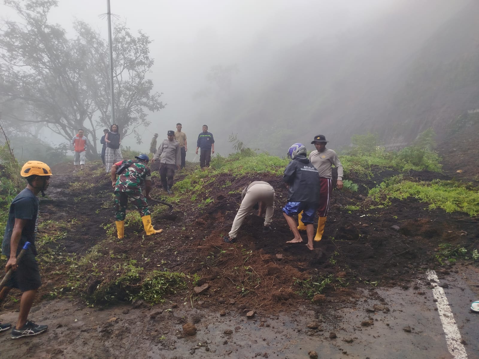 proses pembersihan jalan oleh tim dari kepolisian, TNI, dan relawan warga