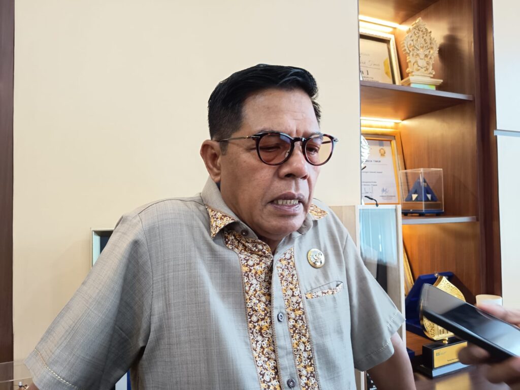 Foto-Bubpati-Lotim-saat-memberikan-keterangan