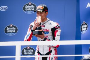 Foto Veda Memegang Piala