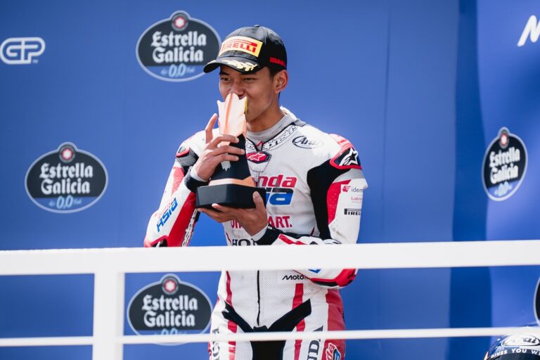 Foto Veda Memegang Piala