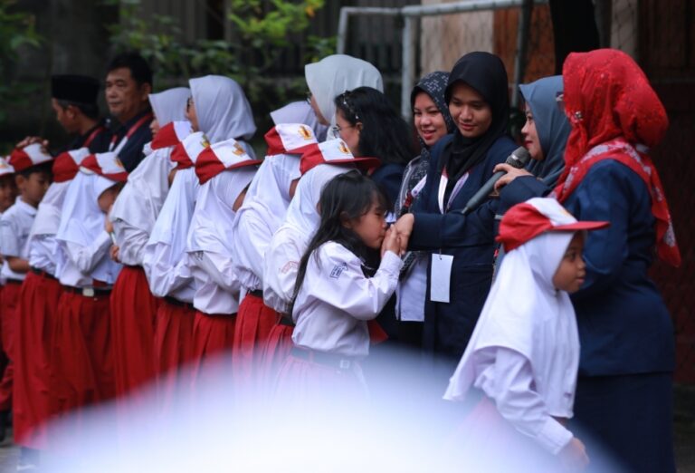 Foto ilustrasi siswa bersalaman dengan