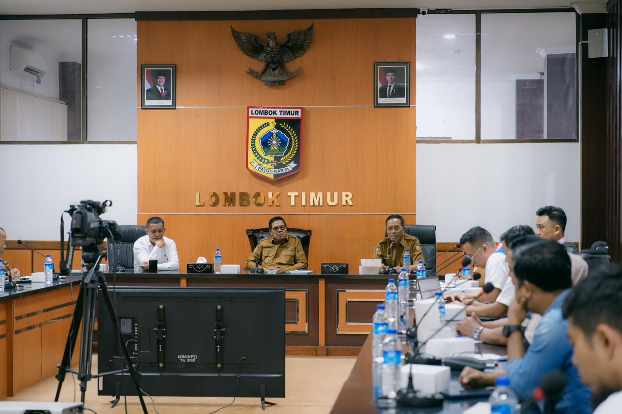Foto-Pertemuan-di-Ruang-Rapat-Bupati