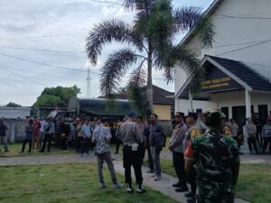 Foto-aparat-kepolisian-dan-TNI-berjaga