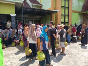 Warga-mengantre-sambil-membawa-tabung-gas