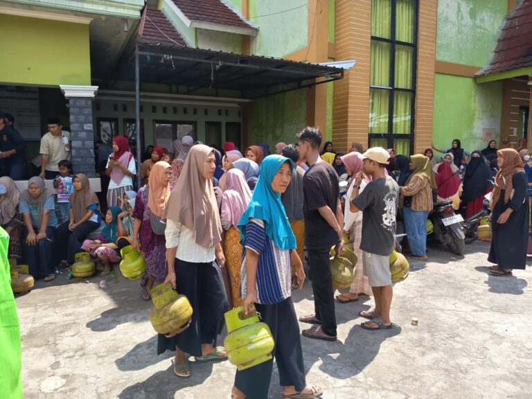 Warga-mengantre-sambil-membawa-tabung-gas