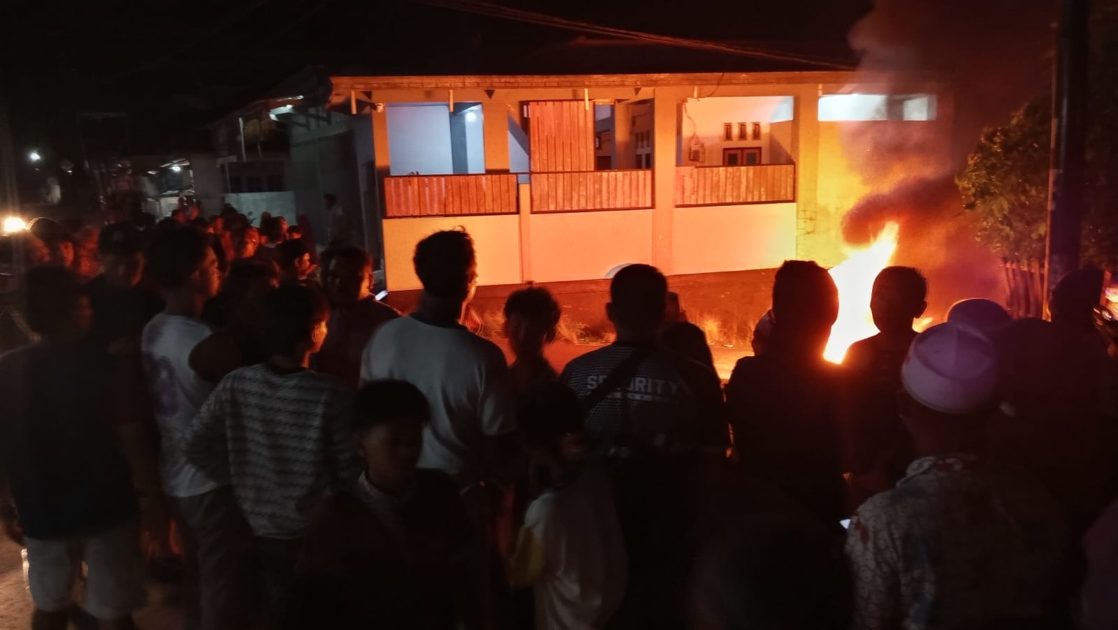 sepeda-motor-yang-diduga-milik-pelaku-curanmor-dibakar-massa