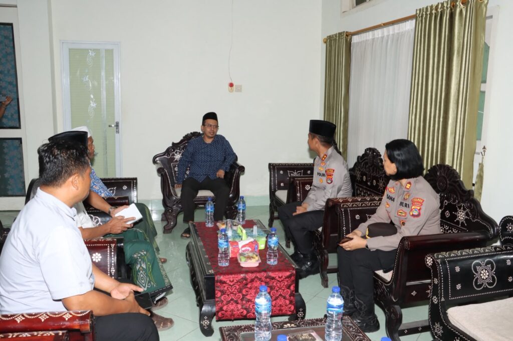 H.-Muhammad-Djamaluddin-B.E.-M.Kom-dan-jajaranya-ketika-menerima-kunjungan-kapolres-Lombok-Timur