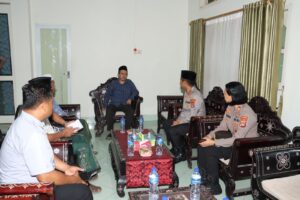 H.-Muhammad-Djamaluddin-B.E.-M.Kom-dan-jajaranya-ketika-menerima-kunjungan-kapolres-Lombok-Timur