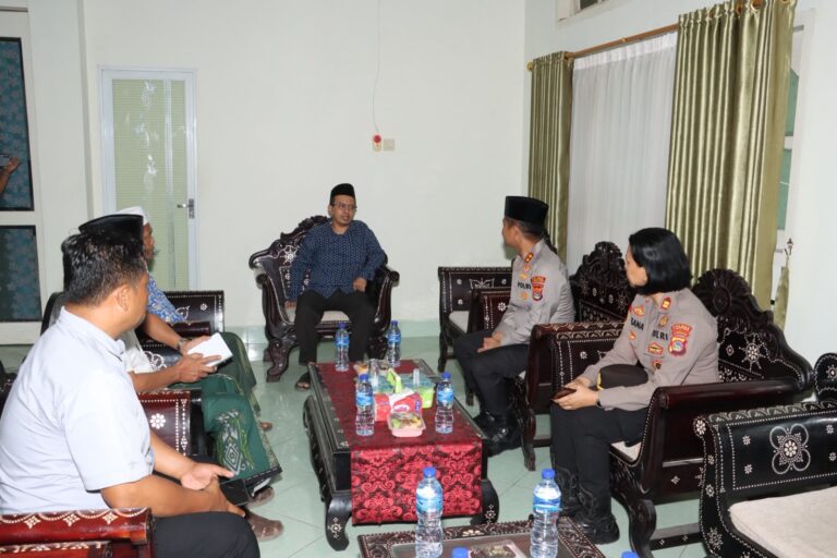 H.-Muhammad-Djamaluddin-B.E.-M.Kom-dan-jajaranya-ketika-menerima-kunjungan-kapolres-Lombok-Timur